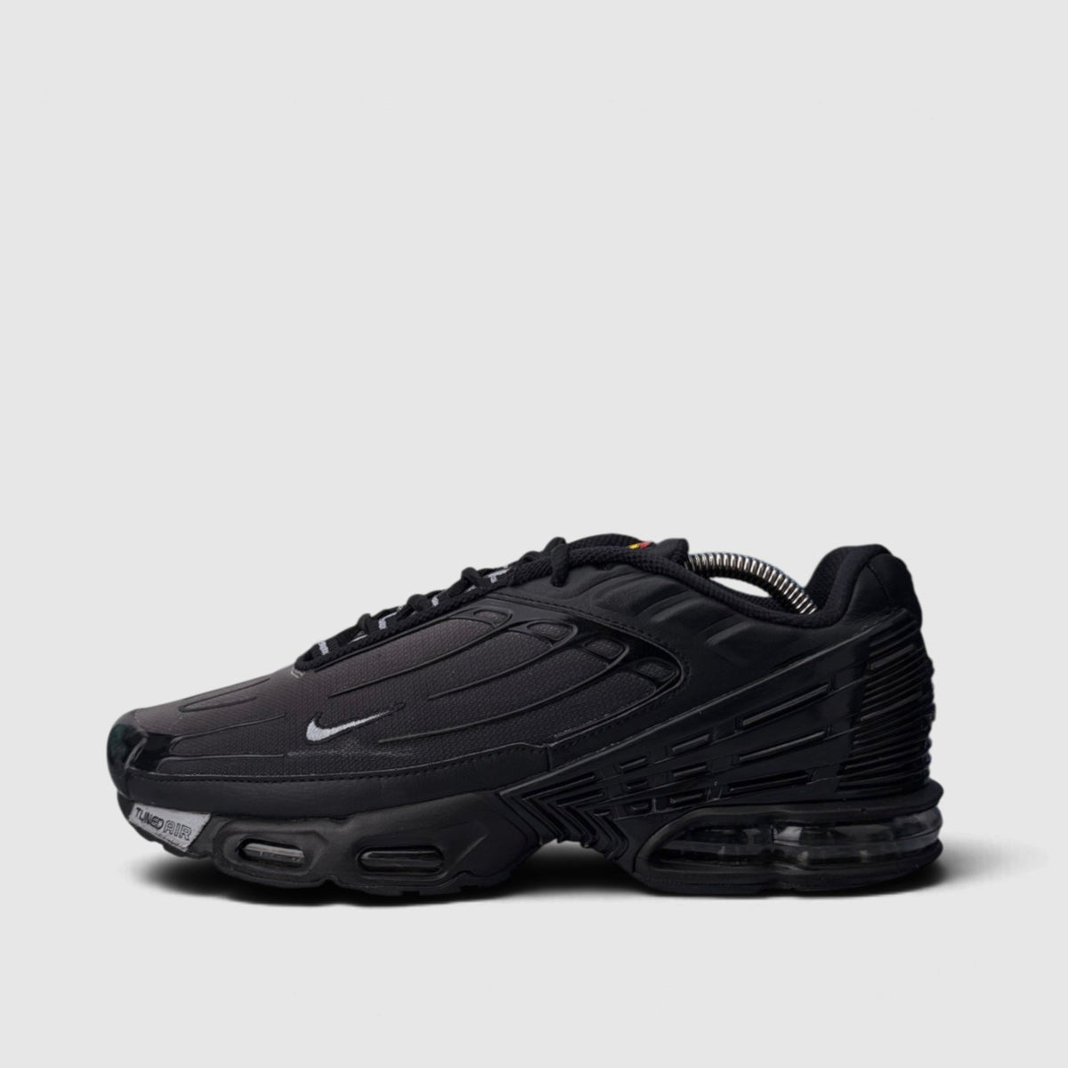 Nike Air Max Plus III Wolf Grey, buty sportowe męskie w bardzo dobrym stanie rozmiar 42, boczny profil, lewa strona