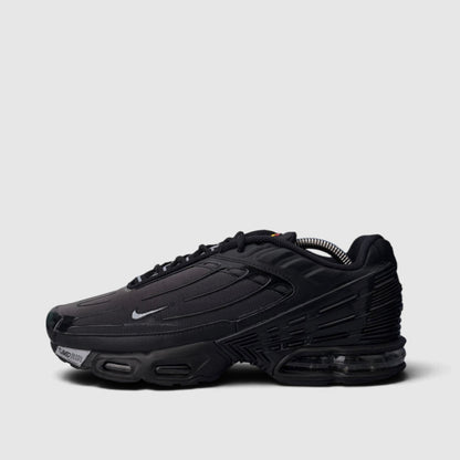 Nike Air Max Plus III Wolf Grey, buty sportowe męskie w bardzo dobrym stanie rozmiar 42, boczny profil, lewa strona