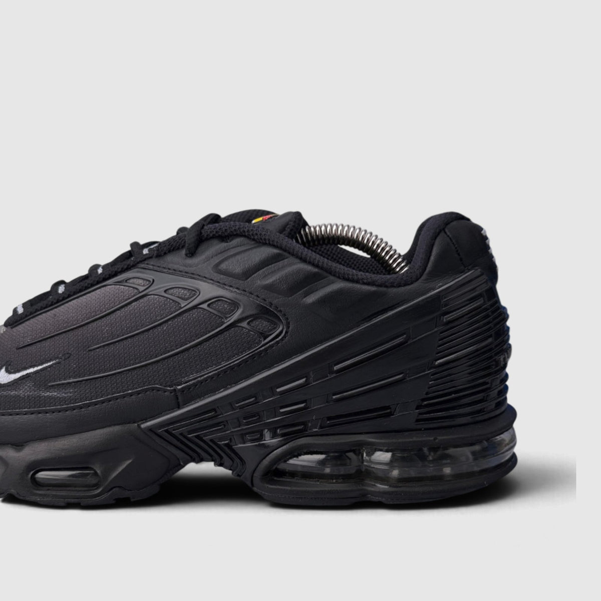 Nike Air Max Plus III Wolf Grey, buty sportowe męskie w bardzo dobrym stanie rozmiar 42, boczny profil, lewa strona