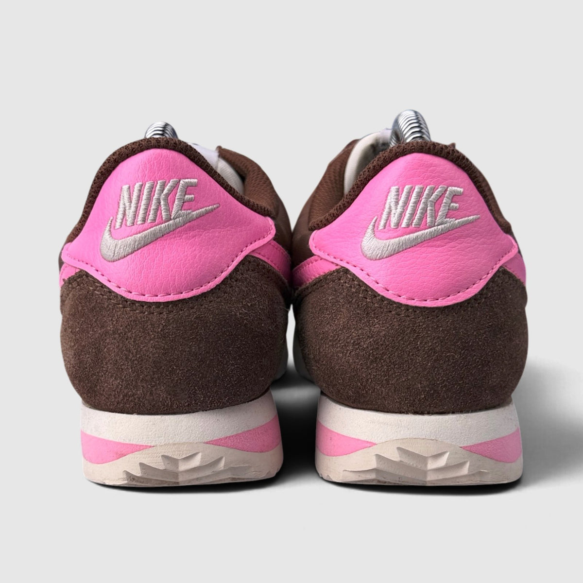 Nike Classic Cortez, buty sportowe damskie w bardzo dobrym stanie rozmiar 38, widok z góry na zewnętrzną stronę butów