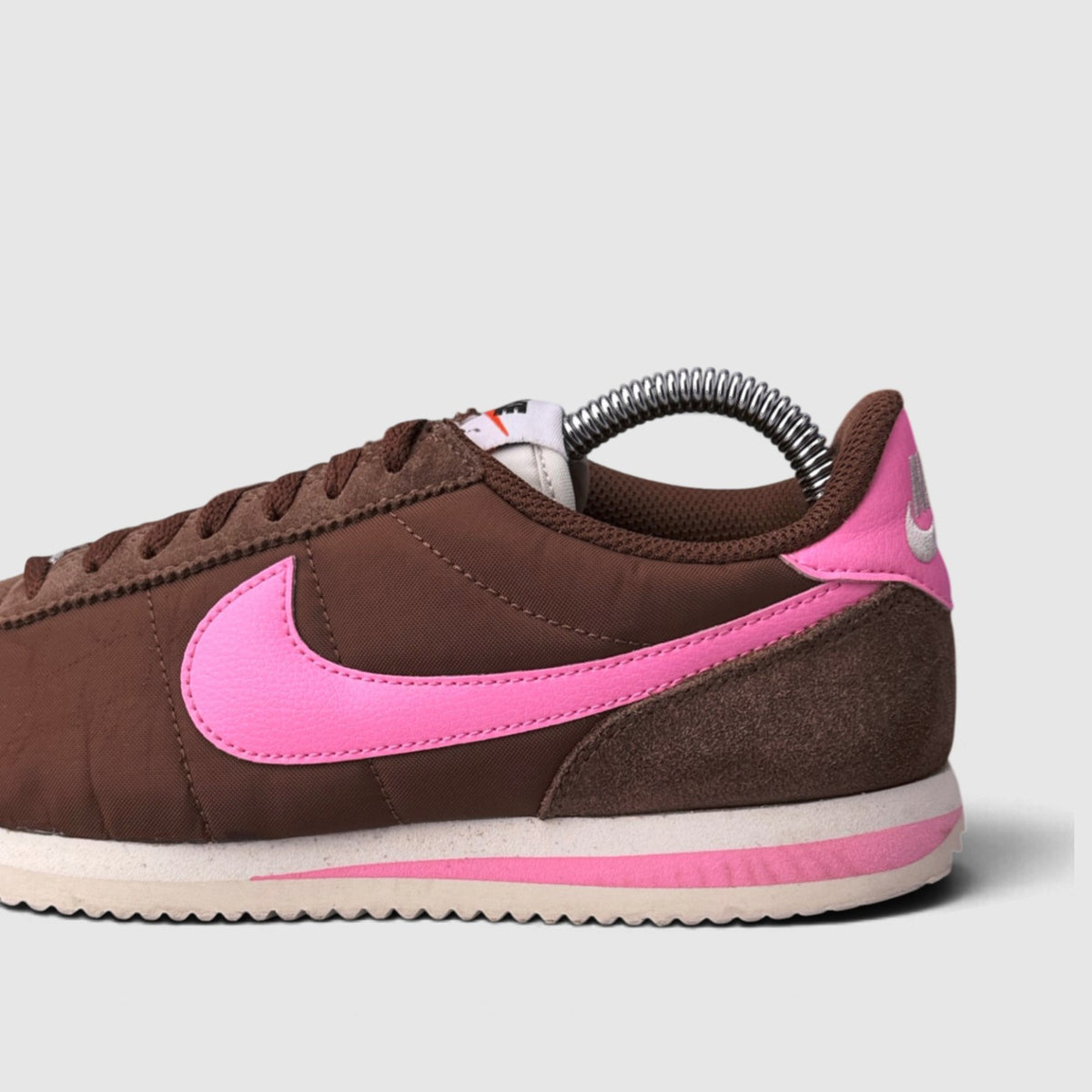 Nike Classic Cortez, buty sportowe damskie w bardzo dobrym stanie rozmiar 38, zewnętrzny panel prawego buta