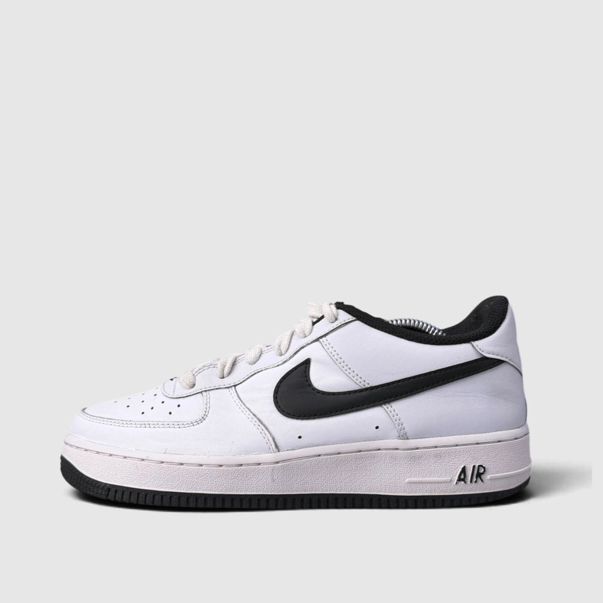 Nike Air Force 1 Low, buty sportowe damskie w bardzo dobrym stanie rozmiar 39, boczny profil, lewa strona
