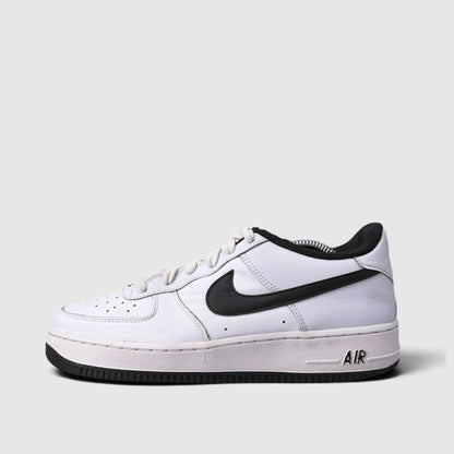 Nike Air Force 1 Low, buty sportowe damskie w bardzo dobrym stanie rozmiar 39, boczny profil, lewa strona