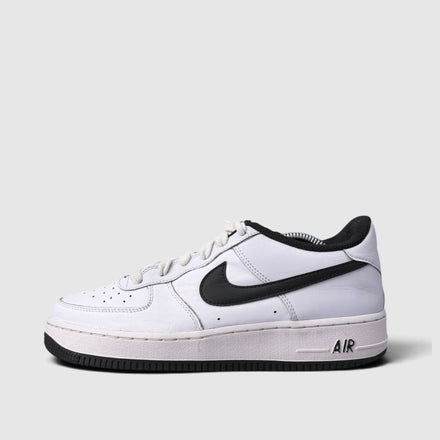 Nike Air Force 1 Low, buty sportowe damskie w bardzo dobrym stanie rozmiar 39, boczny profil, lewa strona