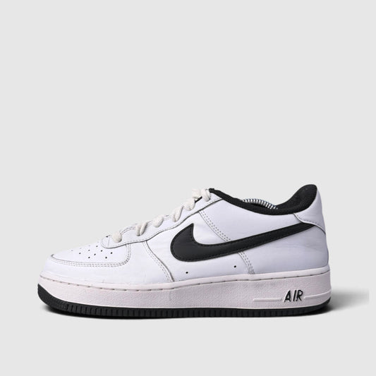 Nike Air Force 1 Low, buty sportowe damskie w bardzo dobrym stanie rozmiar 39, boczny profil, lewa strona