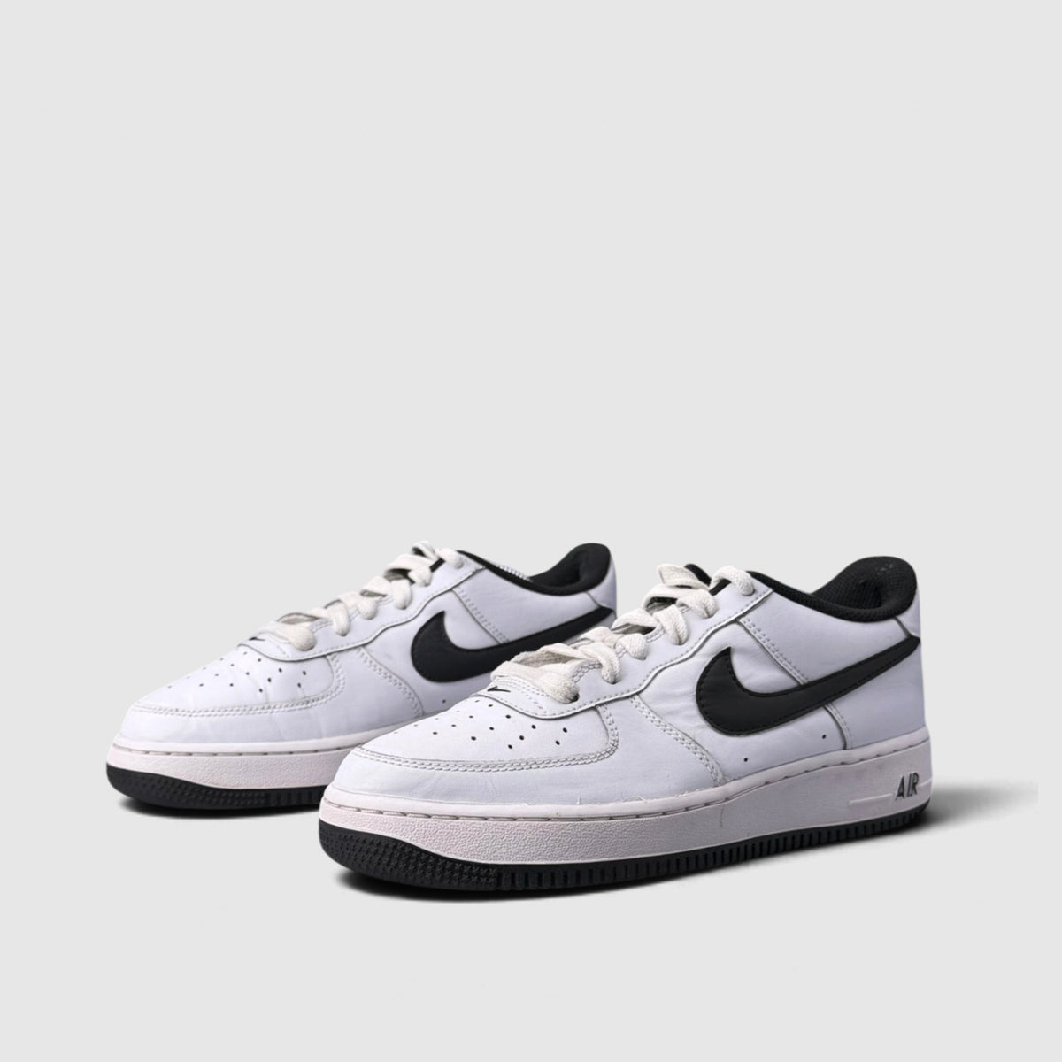 Nike Air Force 1 Low, buty sportowe damskie w bardzo dobrym stanie rozmiar 39, para butów