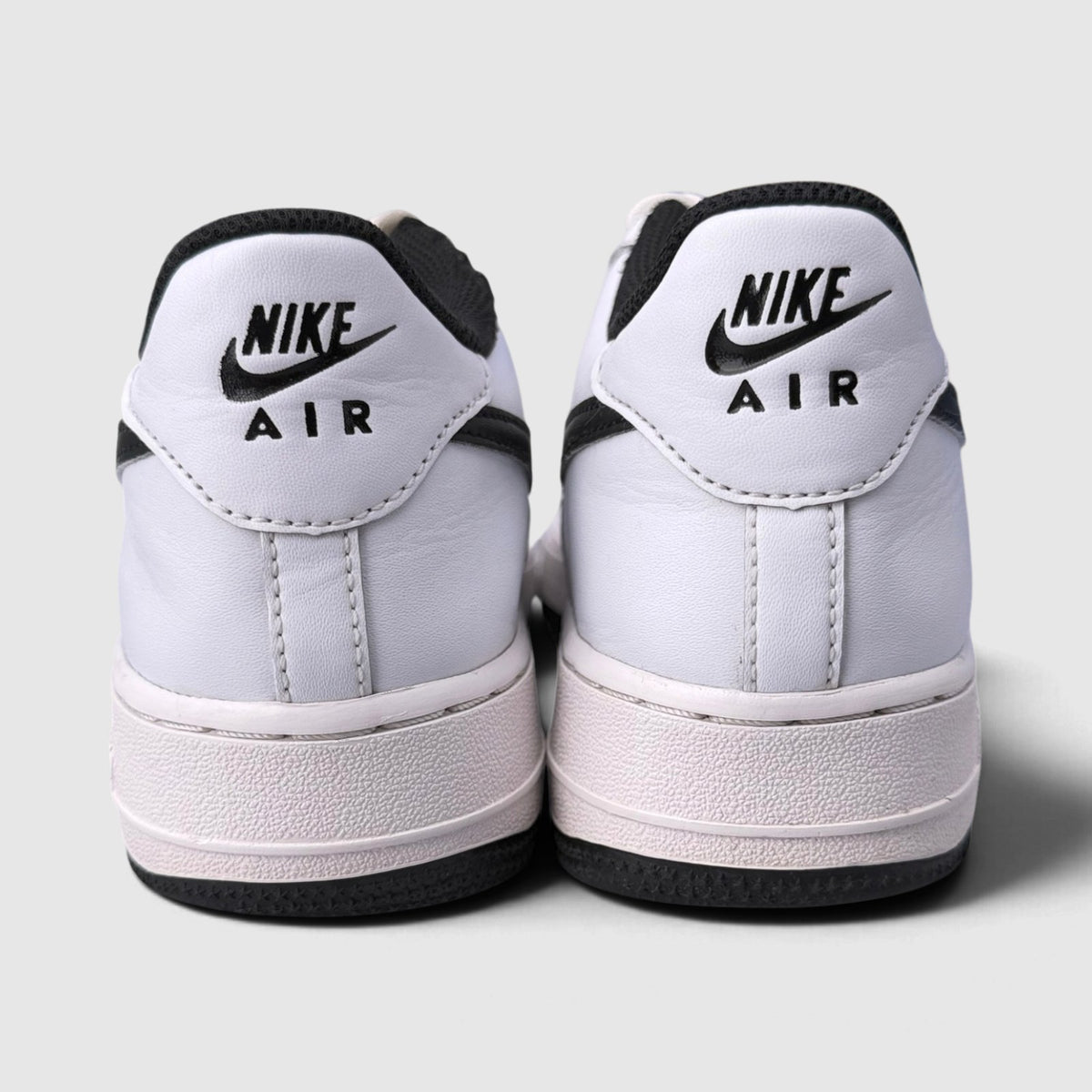 Nike Air Force 1 Low, buty sportowe damskie w bardzo dobrym stanie rozmiar 39, widok z tyłu