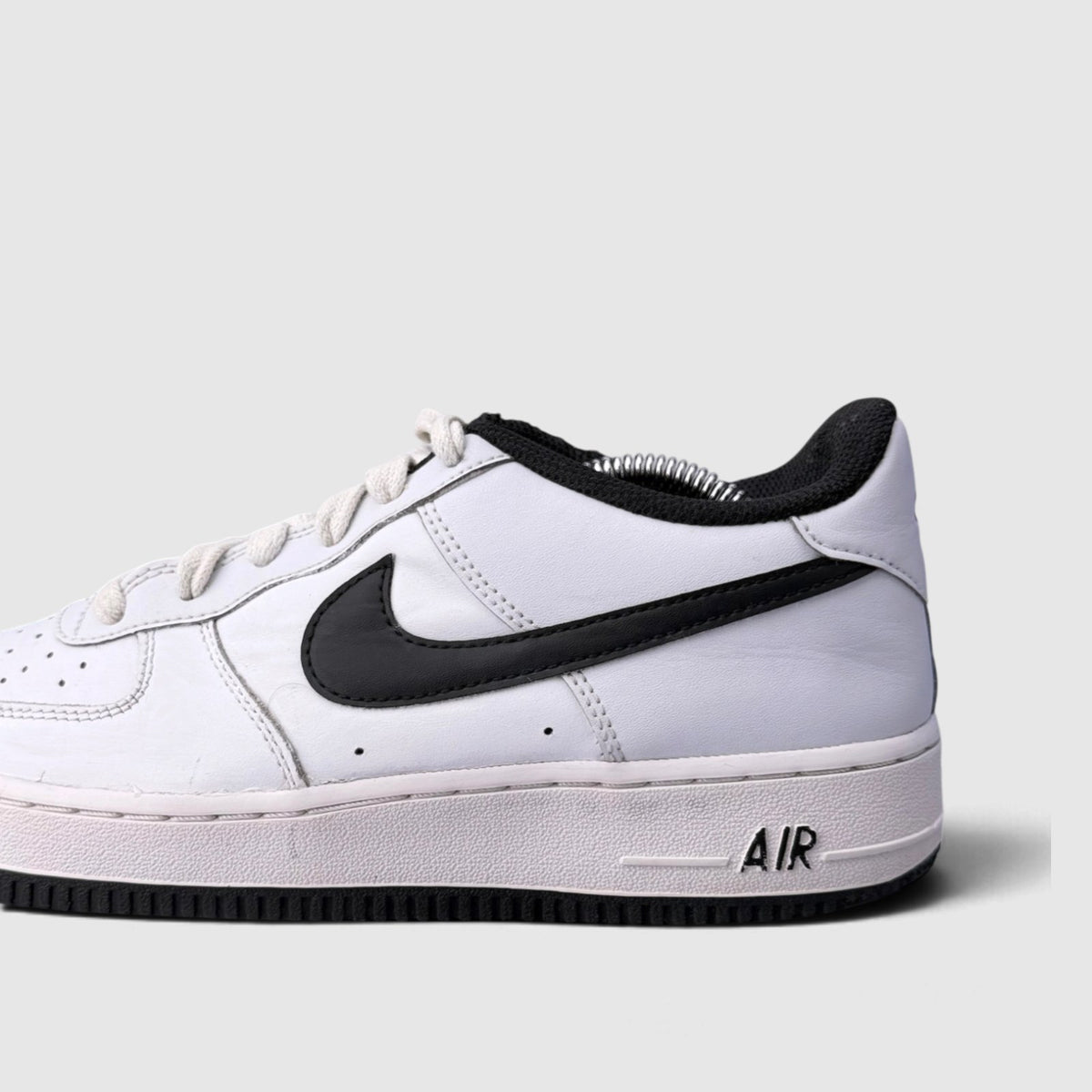 Nike Air Force 1 Low, buty sportowe damskie w bardzo dobrym stanie rozmiar 39, detal