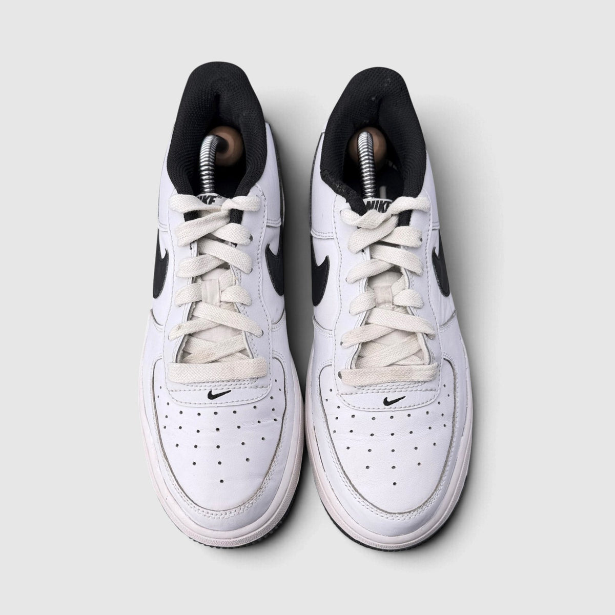 Nike Air Force 1 Low, buty sportowe damskie w bardzo dobrym stanie rozmiar 39, widok z góry