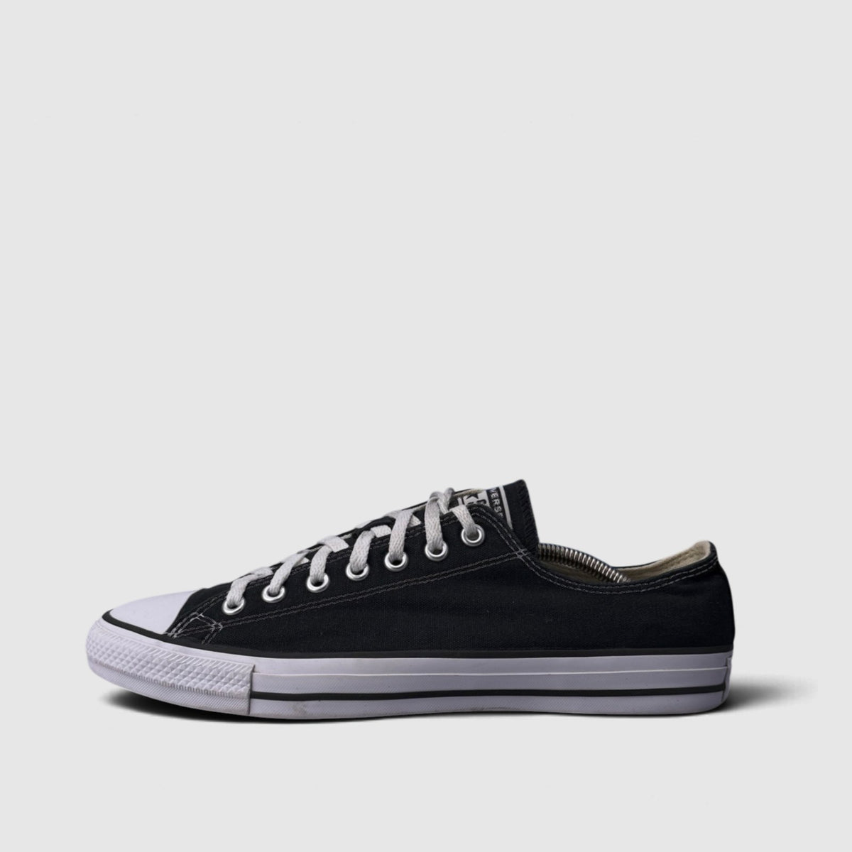 Converse Chuck Taylor All Star Black, buty sportowe męskie w bardzo dobrym stanie rozmiar 44, boczny profil, lewa strona