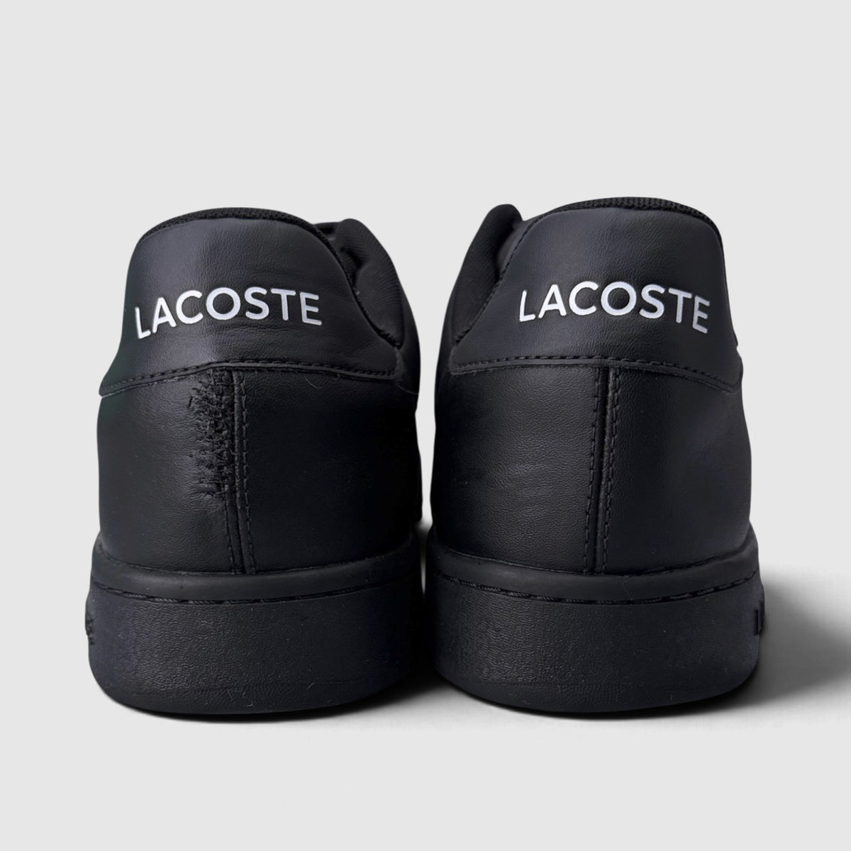 Lacoste Carnaby Cup, buty sportowe męskie w bardzo dobrym stanie rozmiar 43, widok z tyłu