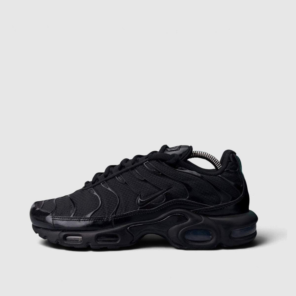 Nike Air Max Plus Triple Black, buty sportowe męskie w bardzo dobrym stanie rozmiar 42, boczny profil, lewa strona