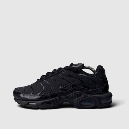 Nike Air Max Plus Triple Black, buty sportowe męskie w bardzo dobrym stanie rozmiar 42, boczny profil, lewa strona