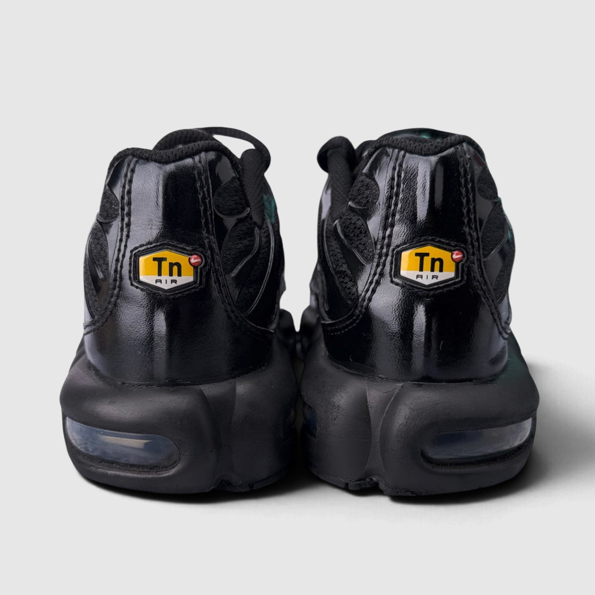 Nike Air Max Plus Triple Black, buty sportowe męskie w bardzo dobrym stanie rozmiar 42, widok z tyłu