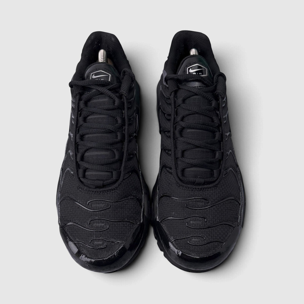 Nike Air Max Plus Triple Black, buty sportowe męskie w bardzo dobrym stanie rozmiar 42, widok z góry