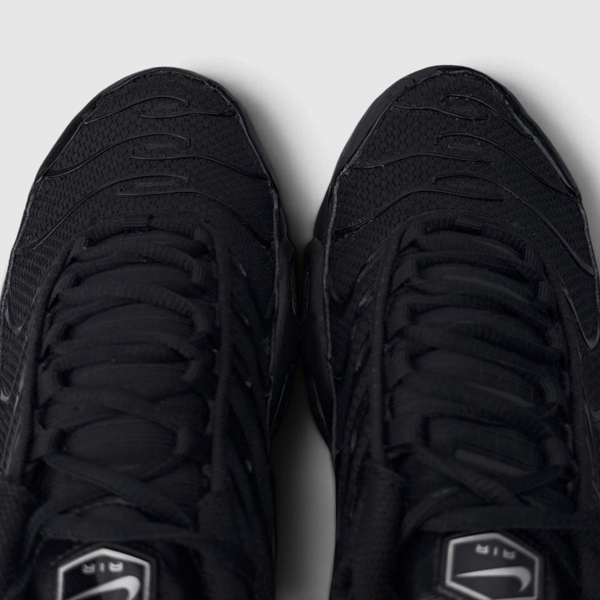 Nike Air Max Plus Triple Black, buty sportowe męskie w bardzo dobrym stanie rozmiar 42, widok z góry