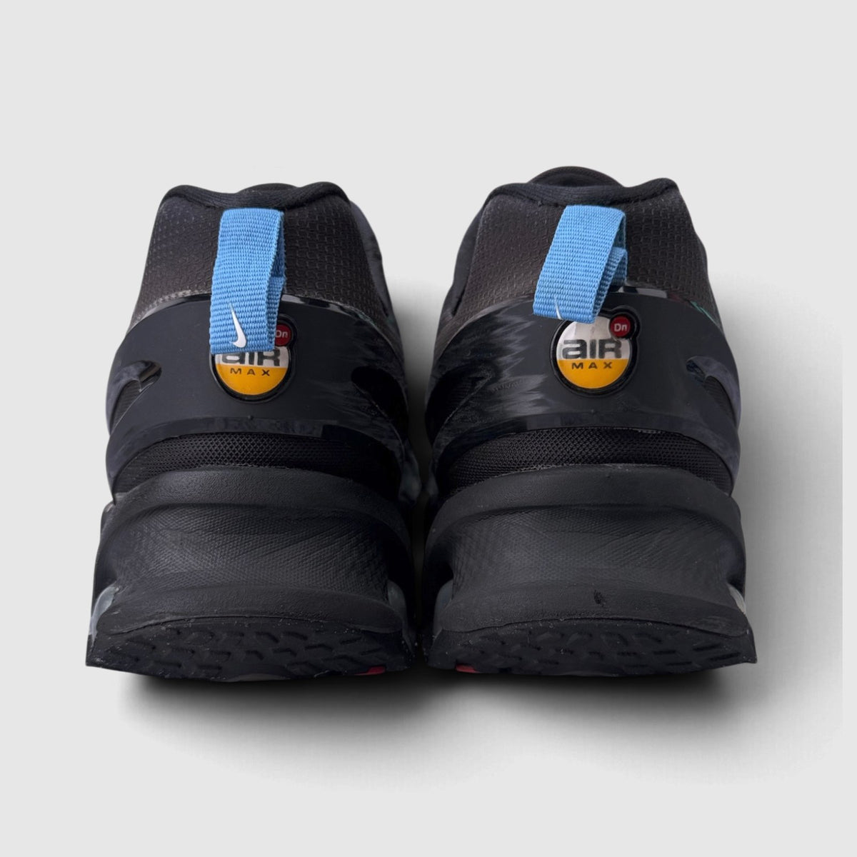 Nike Air Max DN8 Black University Blue, buty sportowe męskie w bardzo dobrym stanie rozmiar 43, widok z tyłu