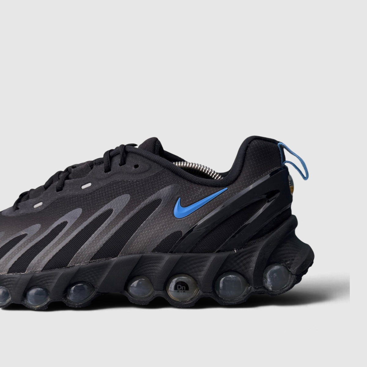 Nike Air Max DN8 Black University Blue, buty sportowe męskie w bardzo dobrym stanie rozmiar 43, boczny profil, lewa strona