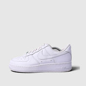 Nike Air Force 1 Low Triple White, buty sportowe damskie w bardzo dobrym stanie rozmiar 40, boczny profil, lewa strona