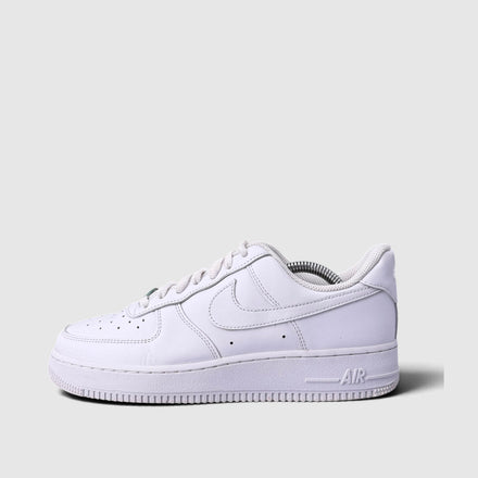 Nike Air Force 1 Low Triple White, buty sportowe damskie w bardzo dobrym stanie rozmiar 40, boczny profil, lewa strona