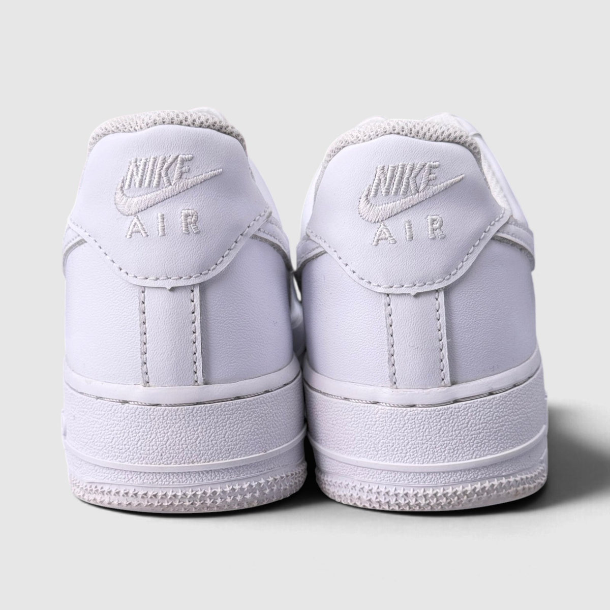 Nike Air Force 1 Low Triple White, buty sportowe damskie w bardzo dobrym stanie rozmiar 40, widok z tyłu