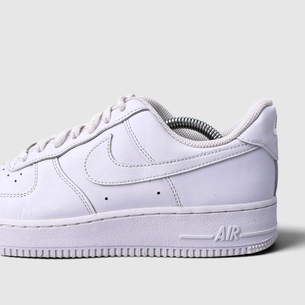 Nike Air Force 1 Low Triple White, buty sportowe damskie w bardzo dobrym stanie rozmiar 40, detal