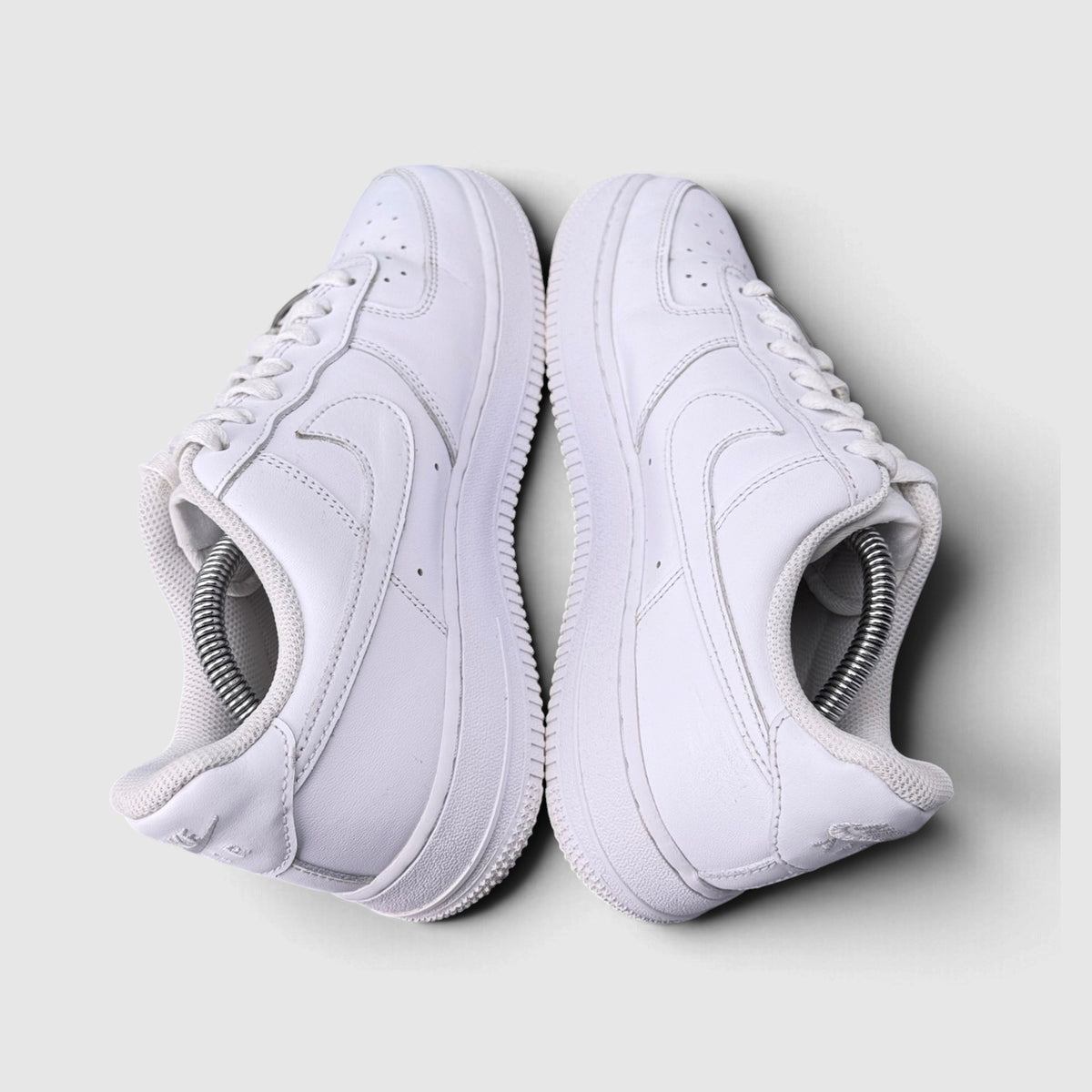 Nike Air Force 1 Low Triple White, buty sportowe damskie w bardzo dobrym stanie rozmiar 40, widok z góry