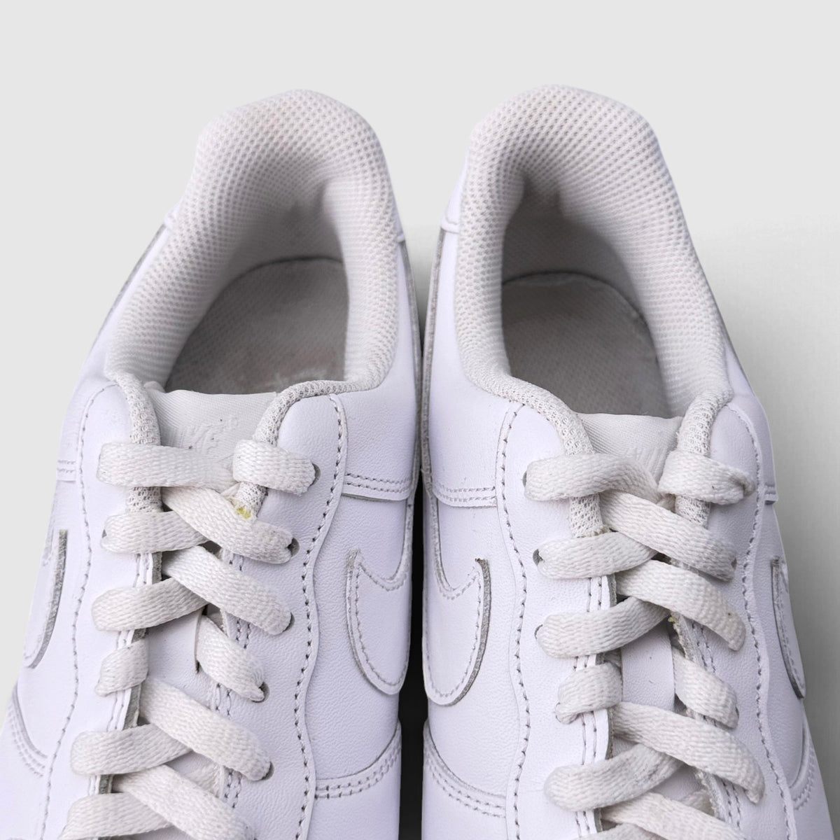 Nike Air Force 1 Low Triple White, buty sportowe damskie w bardzo dobrym stanie rozmiar 40, detal