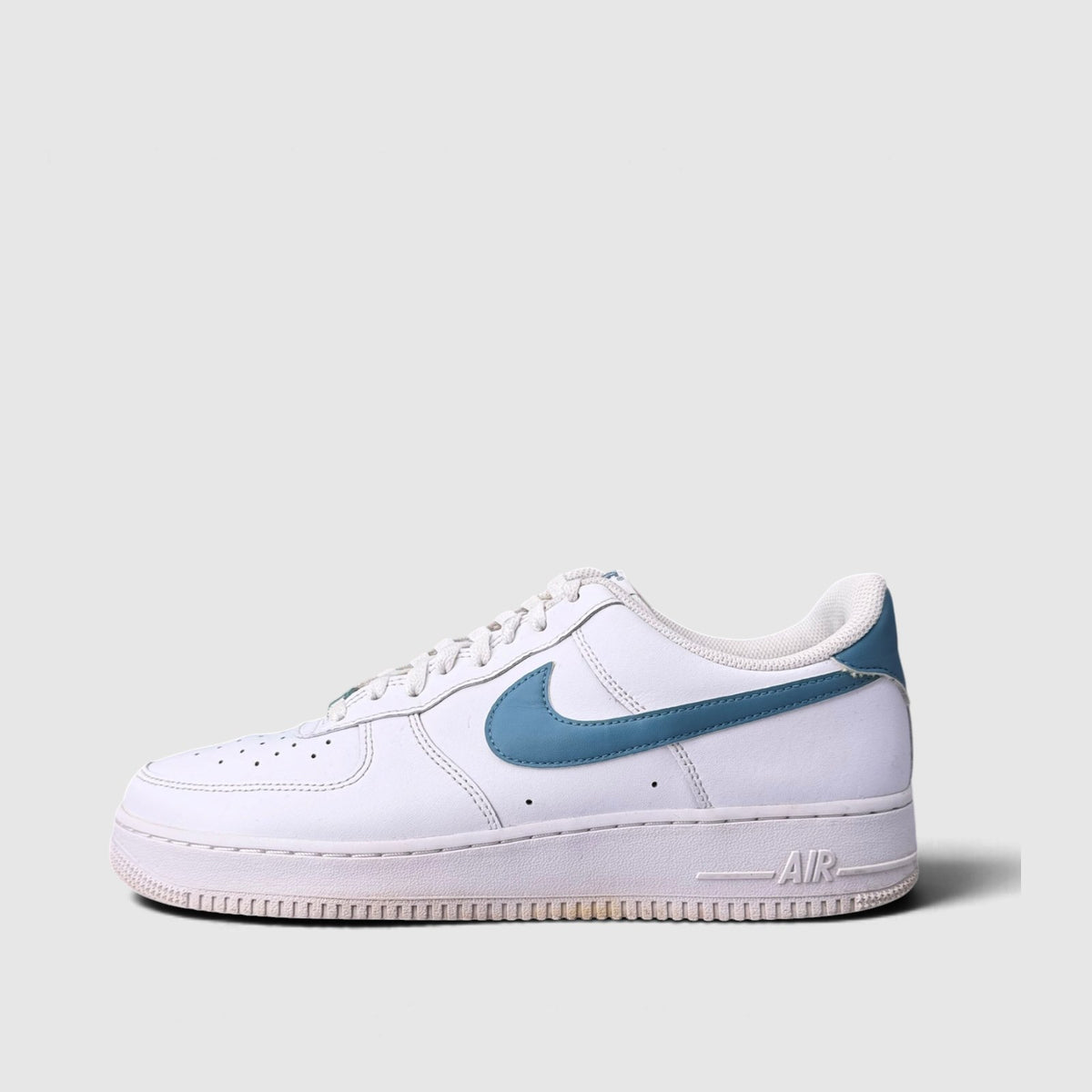 Nike Air Force 1 ’07, buty sportowe męskie w bardzo dobrym stanie rozmiar 44.5, boczny profil, lewa strona