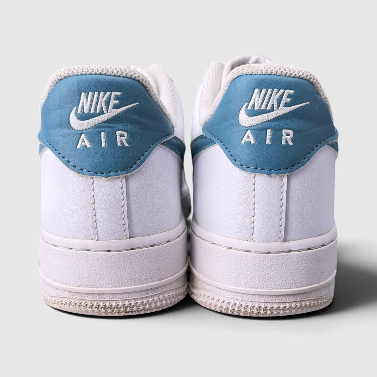 Nike Air Force 1 ’07, buty sportowe męskie w bardzo dobrym stanie rozmiar 44.5, widok z tyłu