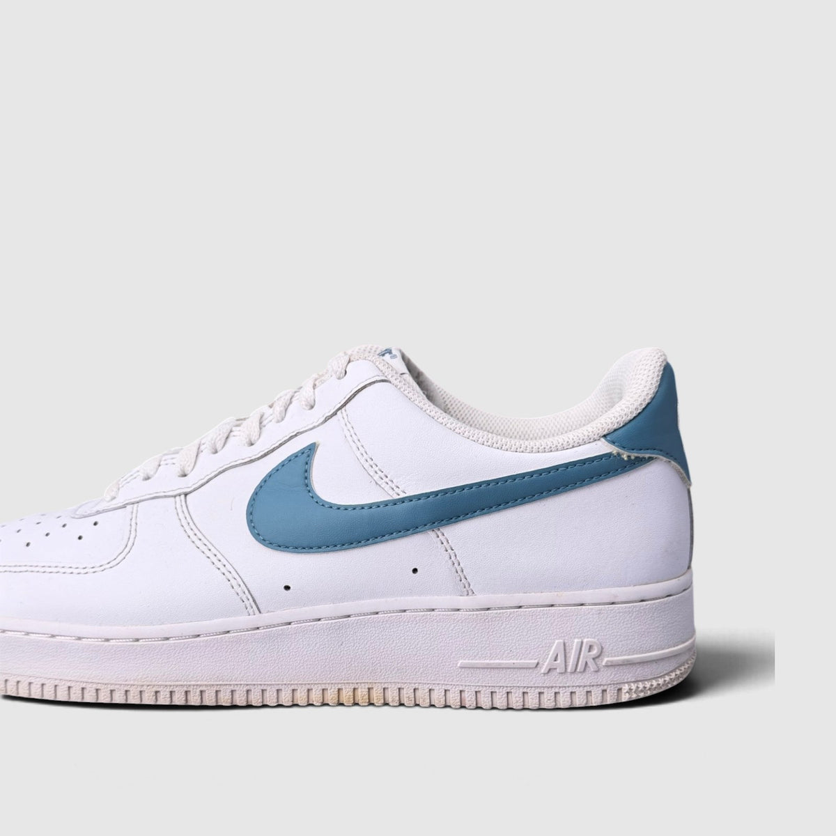 Nike Air Force 1 ’07, buty sportowe męskie w bardzo dobrym stanie rozmiar 44.5, boczny profil, lewa strona