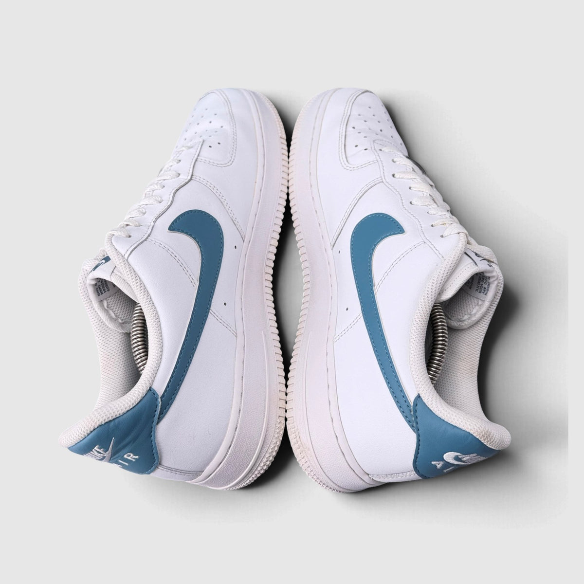 Nike Air Force 1 ’07, buty sportowe męskie w bardzo dobrym stanie rozmiar 44.5, widok z góry