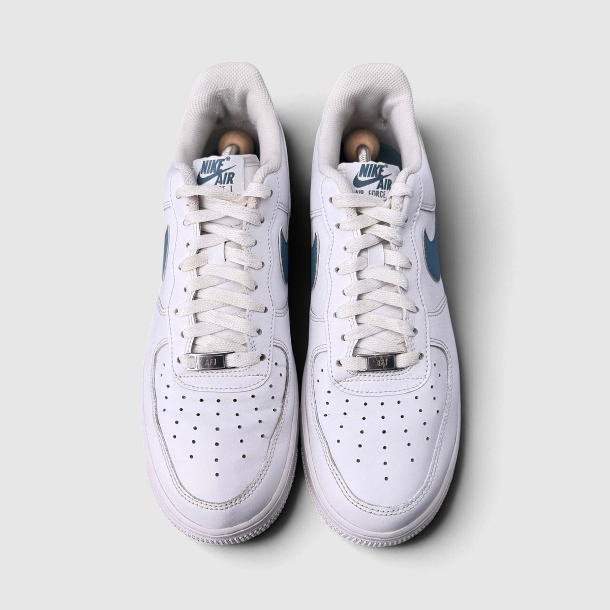 Nike Air Force 1 ’07, buty sportowe męskie w bardzo dobrym stanie rozmiar 44.5, widok z góry