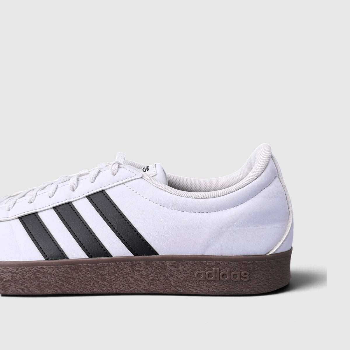Adidas VL Court Base White Black, buty sportowe męskie w bardzo dobrym stanie rozmiar 46, boczny profil, lewa strona