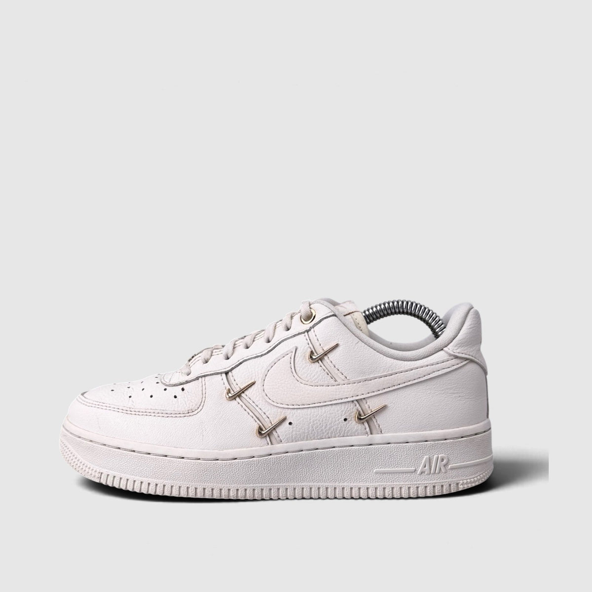 Nike Air Force 1 Low Mini Gold Swooshes, buty sportowe damskie w bardzo dobrym stanie rozmiar 37.5, boczny profil, lewa strona