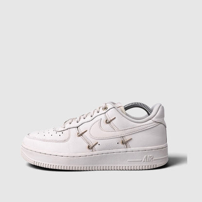 Nike Air Force 1 Low Mini Gold Swooshes, buty sportowe damskie w bardzo dobrym stanie rozmiar 37.5, boczny profil, lewa strona