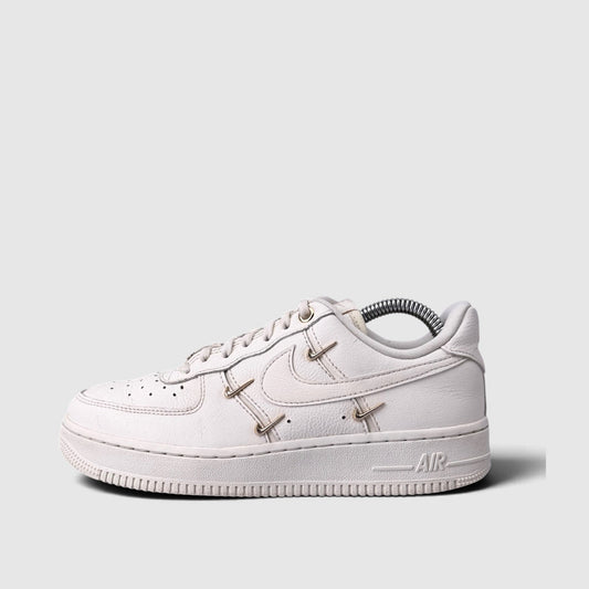 Nike Air Force 1 Low Mini Gold Swooshes, buty sportowe damskie w bardzo dobrym stanie rozmiar 37.5, boczny profil, lewa strona