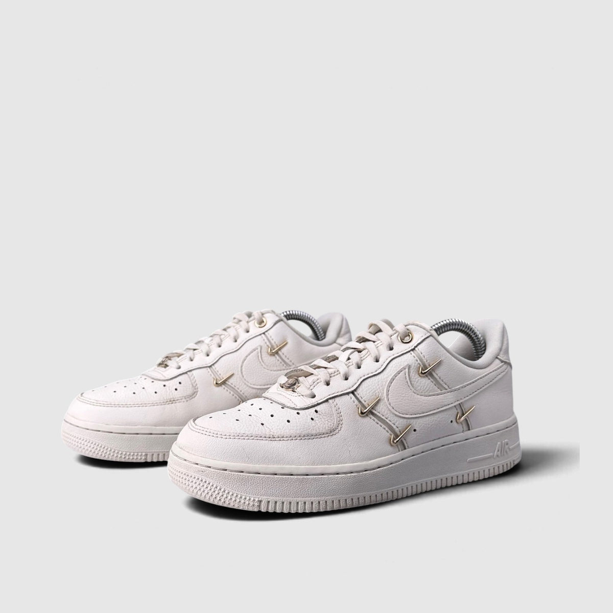 Nike Air Force 1 Low Mini Gold Swooshes, buty sportowe damskie w bardzo dobrym stanie rozmiar 37.5, para butów