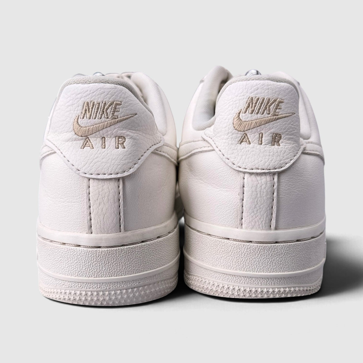Nike Air Force 1 Low Mini Gold Swooshes, buty sportowe damskie w bardzo dobrym stanie rozmiar 37.5, widok z tyłu
