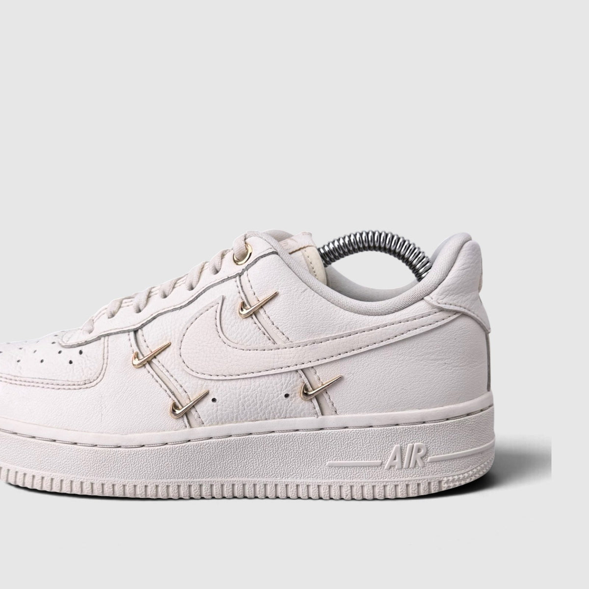 Nike Air Force 1 Low Mini Gold Swooshes, buty sportowe damskie w bardzo dobrym stanie rozmiar 37.5, boczny profil, lewa strona