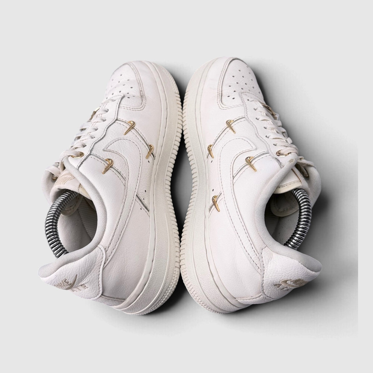 Nike Air Force 1 Low Mini Gold Swooshes, buty sportowe damskie w bardzo dobrym stanie rozmiar 37.5, para butów