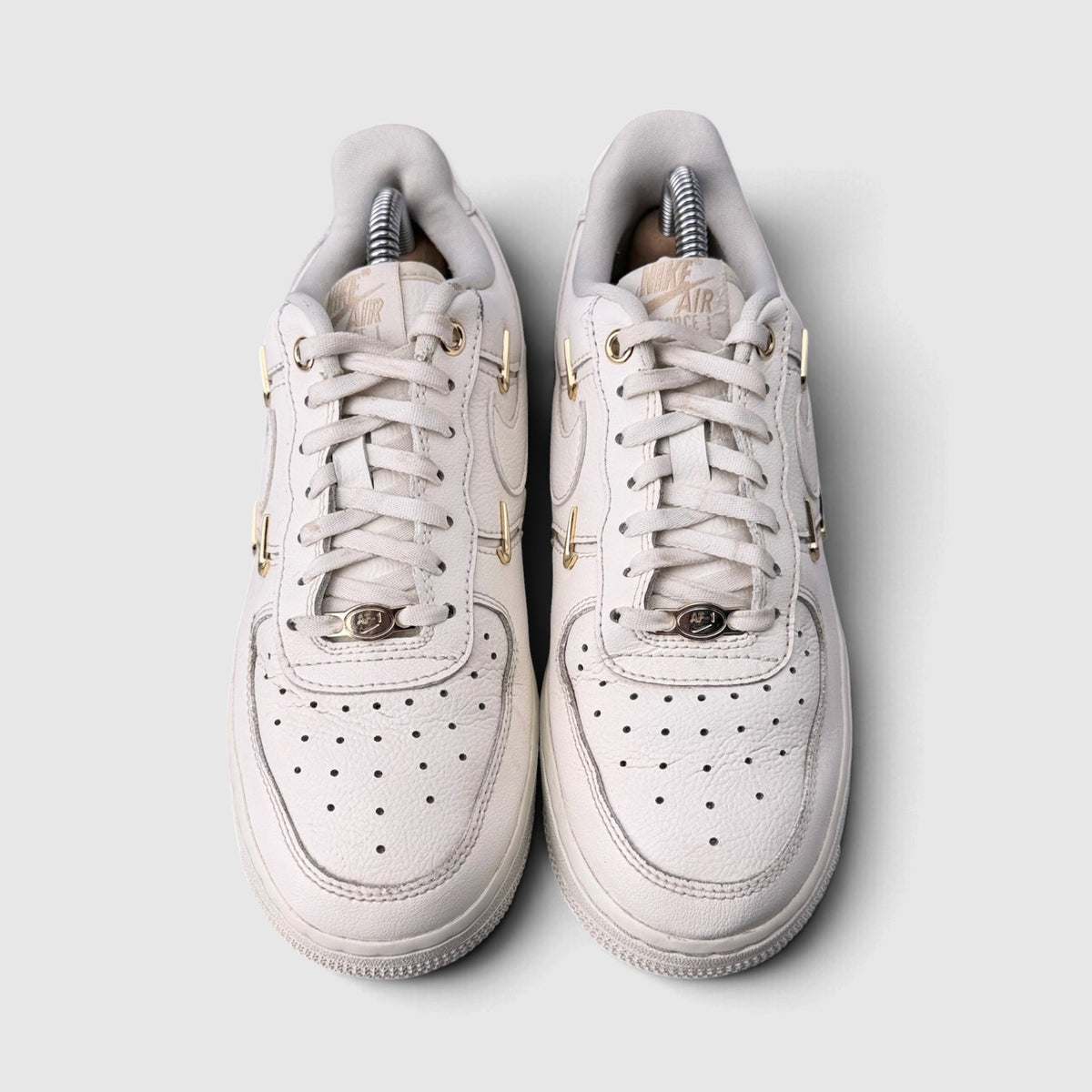 Nike Air Force 1 Low Mini Gold Swooshes, buty sportowe damskie w bardzo dobrym stanie rozmiar 37.5, widok z góry