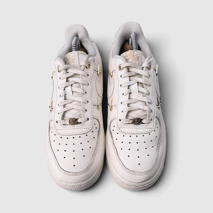 Nike Air Force 1 Low Mini Gold Swooshes, buty sportowe damskie w bardzo dobrym stanie rozmiar 37.5, widok z góry