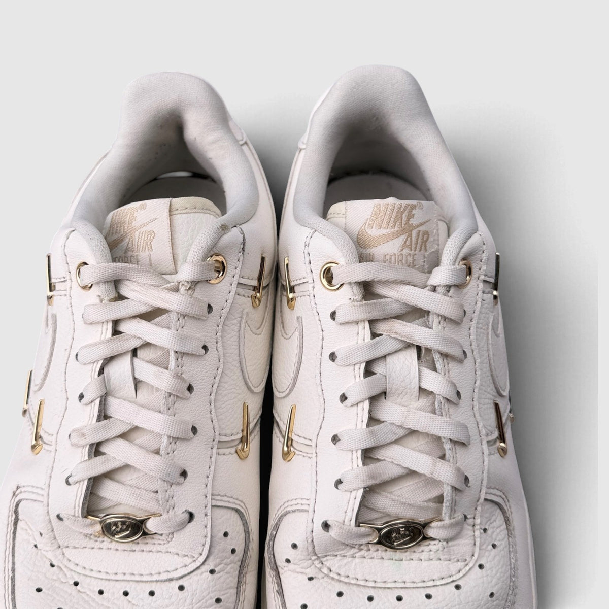 Nike Air Force 1 Low Mini Gold Swooshes, buty sportowe damskie w bardzo dobrym stanie rozmiar 37.5, widok z góry