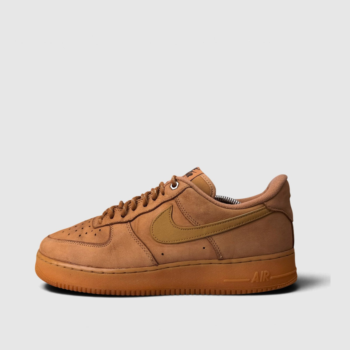 Nike Air Force 1 '07 WB Flax, buty sportowe męskie w bardzo dobrym stanie rozmiar 44.5, boczny profil, lewa strona