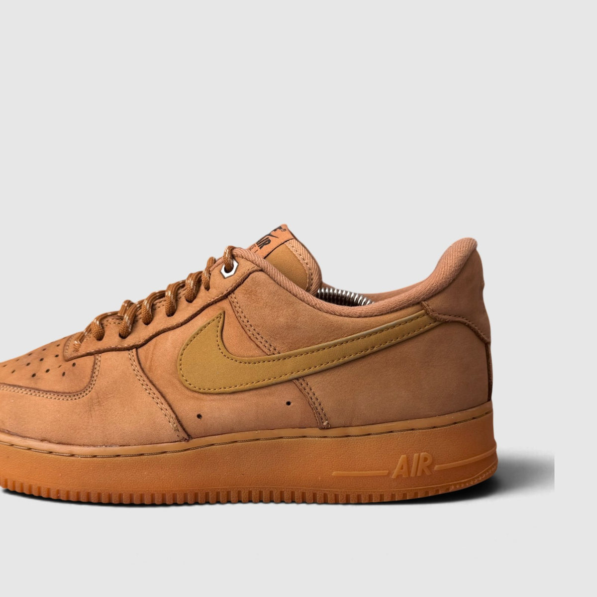 Nike Air Force 1 '07 WB Flax, buty sportowe męskie w bardzo dobrym stanie rozmiar 44.5, boczny profil, lewa strona