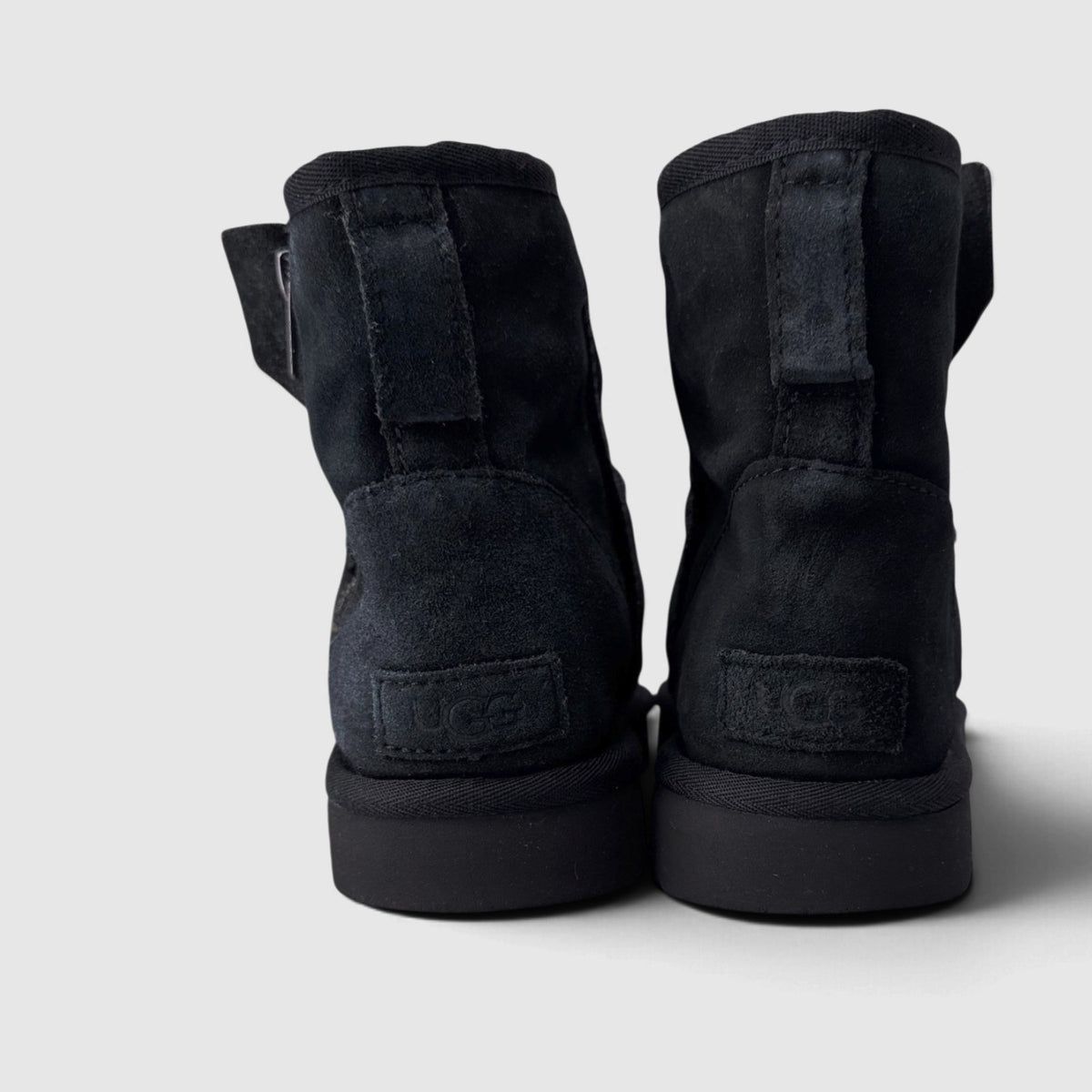 UGG Classic, śniegowce damskie w bardzo dobrym stanie rozmiar 40, widok z tyłu