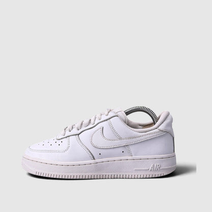 Nike Air Force 1 Low Triple White, buty sportowe damskie w dobrym stanie rozmiar 36.5, boczny profil, lewa strona