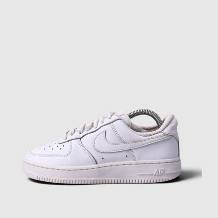 Nike Air Force 1 Low Triple White, buty sportowe damskie w dobrym stanie rozmiar 36.5, boczny profil, lewa strona