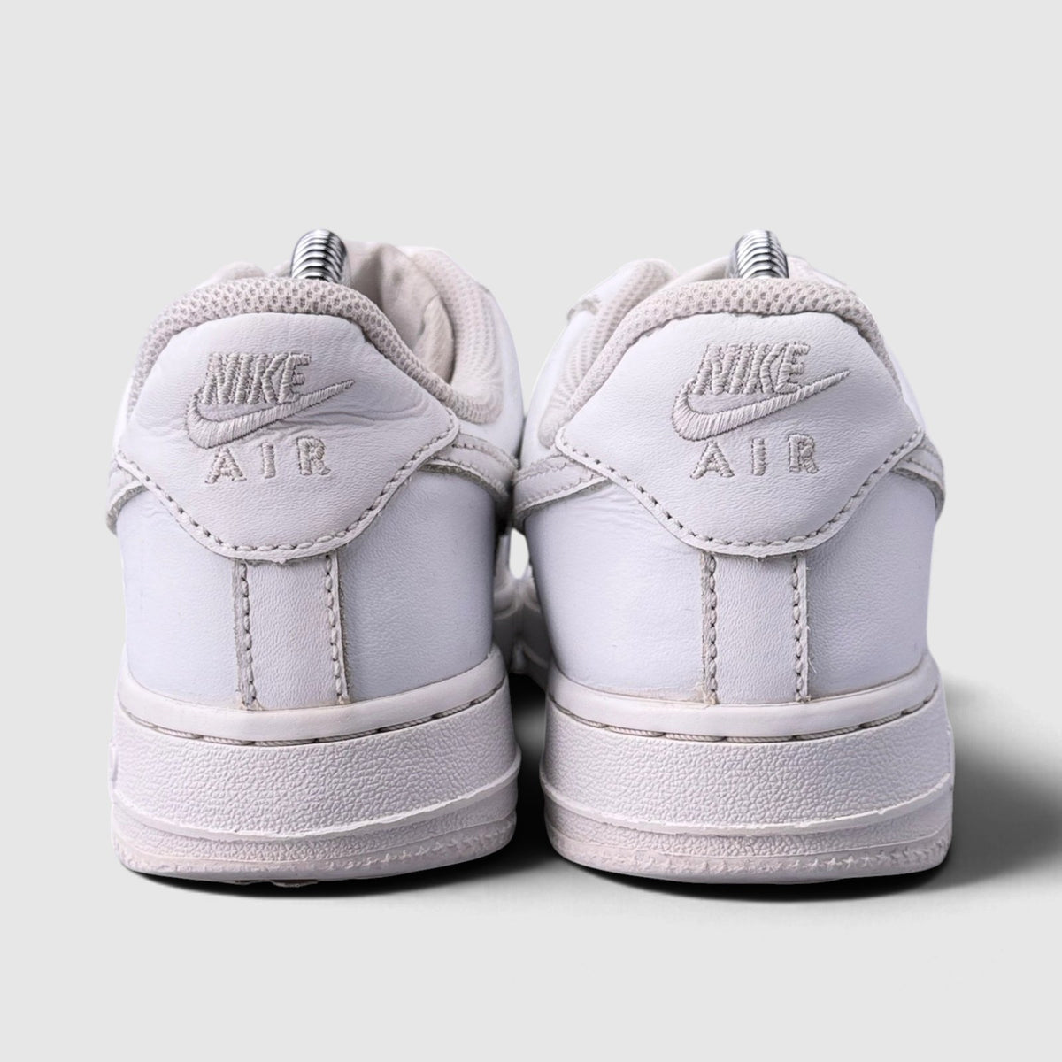 Nike Air Force 1 Low Triple White, buty sportowe damskie w dobrym stanie rozmiar 36.5, widok z tyłu